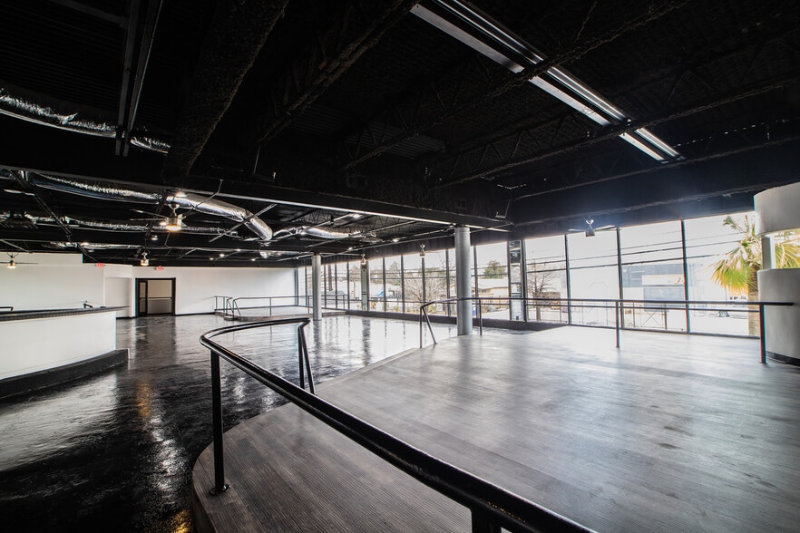 More Photos Of 802 Crosstimbers, Houston General Retail For Sale