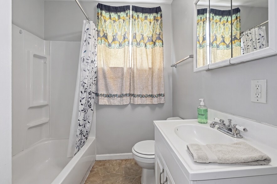 More Photos Of 1003-1011 W Locust St, Davenport Apartments For Sale