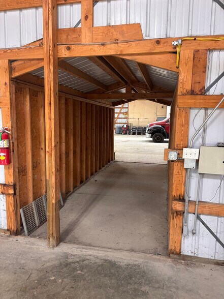 More Photos Of 804 SE 30th St, Des Moines Warehouse For Lease