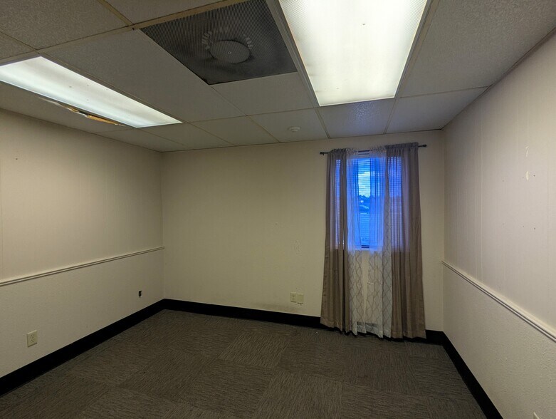 More Photos Of 2440 W Cardinal Dr, Beaumont Warehouse For Lease