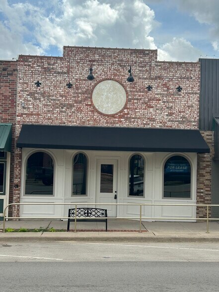 More Photos Of 207 Clay St, Nocona Storefront For Lease