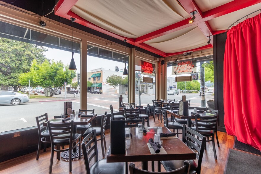 More Photos Of 102 S State St, Ukiah Storefront Retail Office For Sale