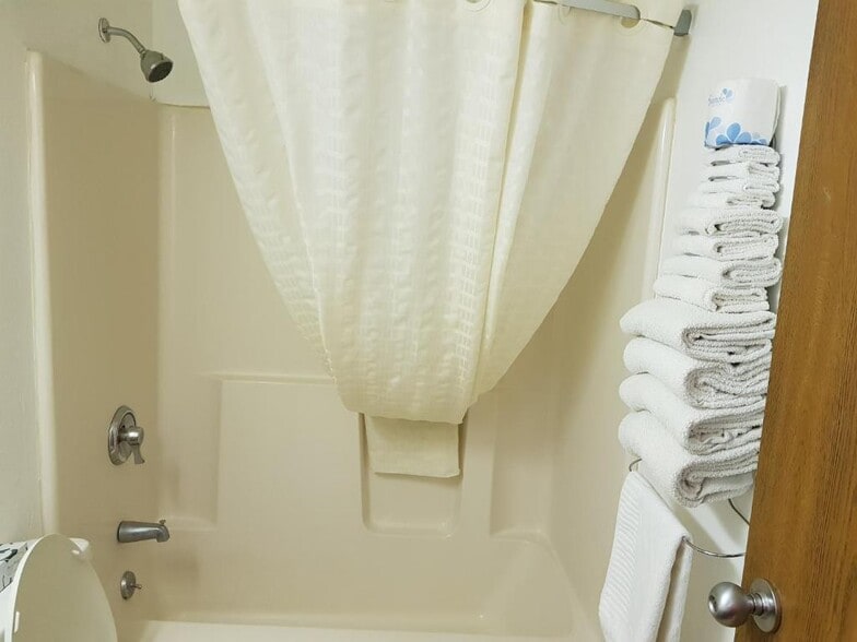 More Photos Of 1201 Hawkeye Ave SW, Le Mars Hotel For Sale