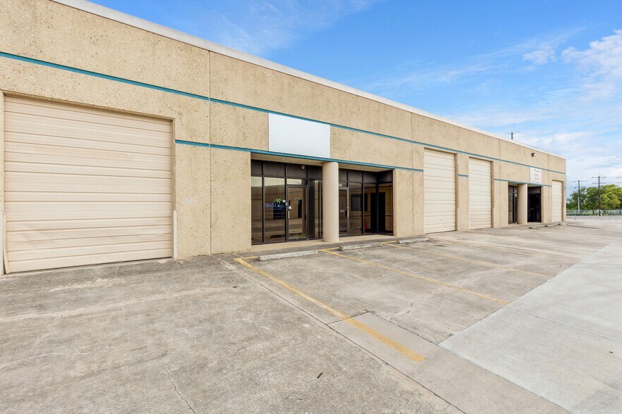 More Photos Of 5008-5030 Service Center Dr, San Antonio Unknown For Lease