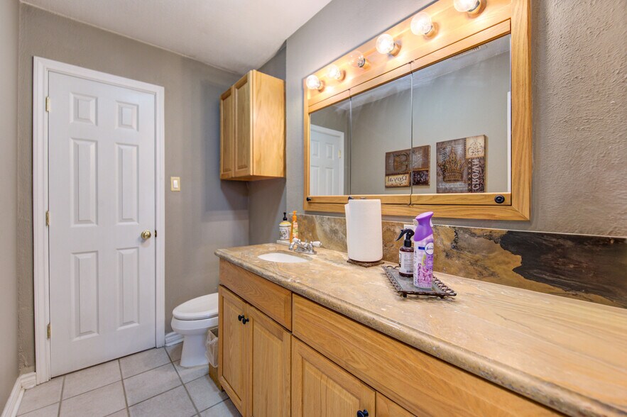 More Photos Of 1100 S Persimmon St, Tomball Warehouse For Sale