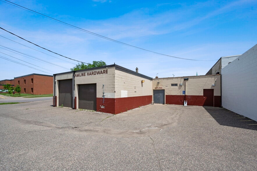 More Photos Of 755 N Snelling Ave N, Saint Paul Storefront For Lease