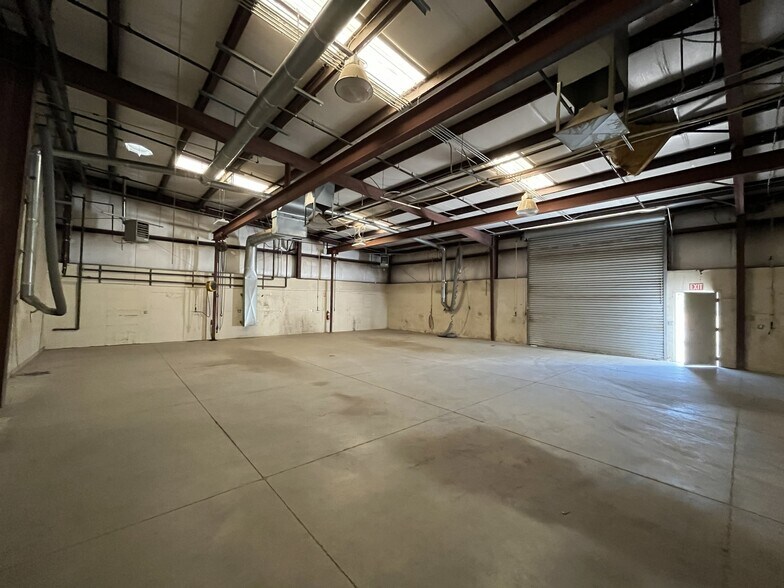 More Photos Of 1347 N Century Ave, Visalia Showroom For Lease