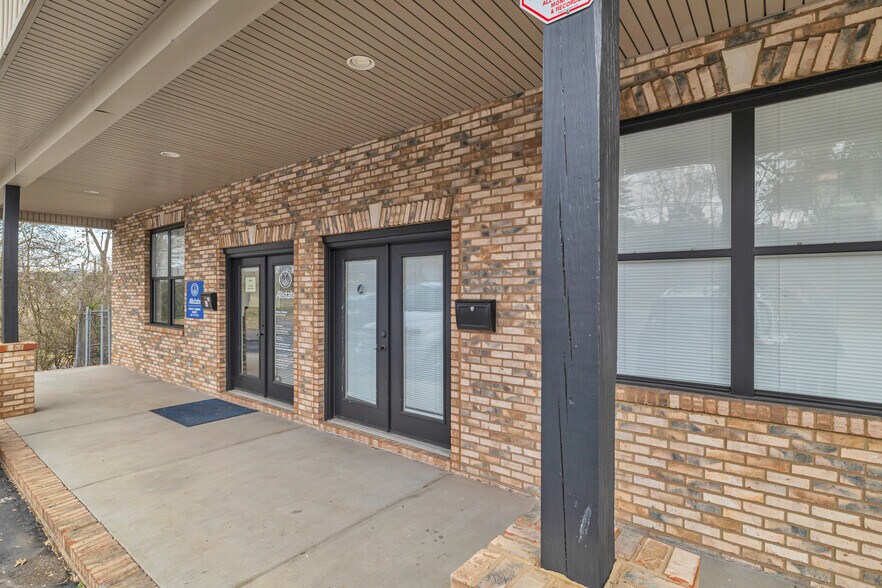 More Photos Of 1039 Boyds Crk, Seymour Freestanding For Sale