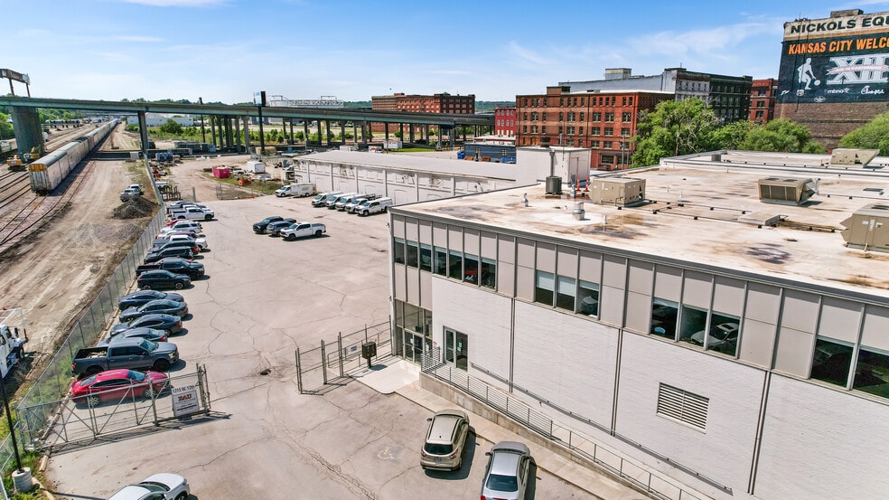 More Photos Of 1215 W 12th St, Kansas City Flex For Lease