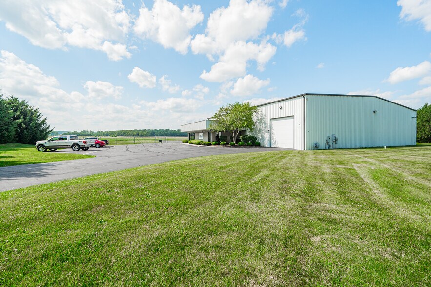 More Photos Of 300 Heath Rd, Heath Airplane Hangar For Sale