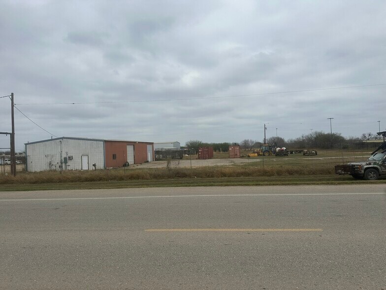 More Photos Of 800 W Fm 117, Dilley Warehouse For Lease