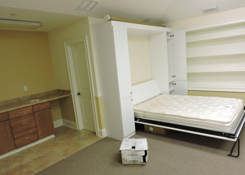 More Photos Of 1635 Farm Way, Middleburg Warehouse For Sale