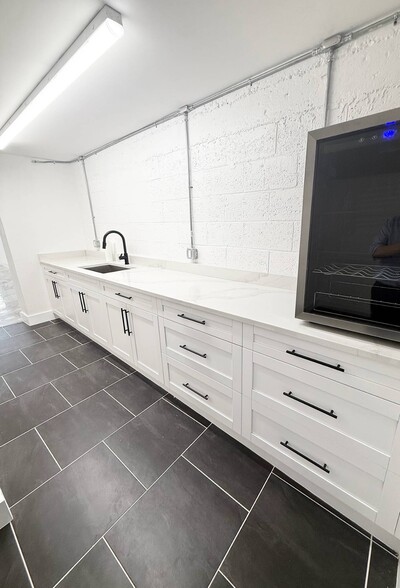 More Photos Of 221-225 N Dixie Hwy, Hallandale Beach Auto Repair For Lease