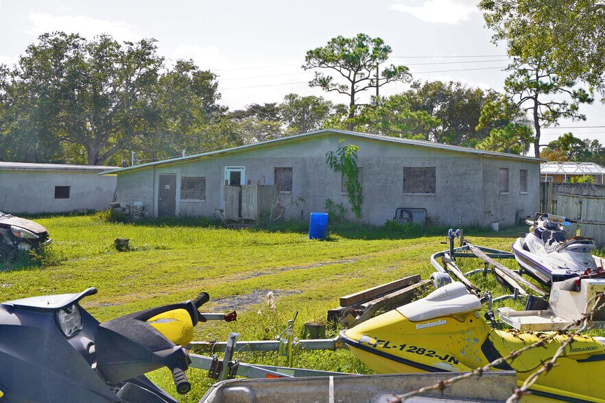 More Photos Of 420 S Plumosa St, Merritt Island General Retail For Sale