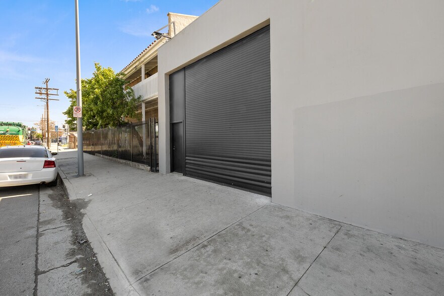 More Photos Of 18536 Oxnard St, Tarzana Warehouse For Sale