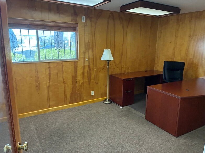 More Photos Of 2525 S 99 FRONTAGE RD, Stockton Office For Lease