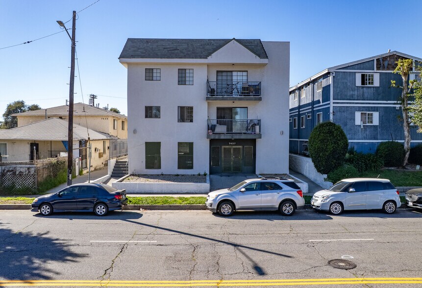 More Photos Of 7437 Haskell Ave, Van Nuys Apartments For Sale