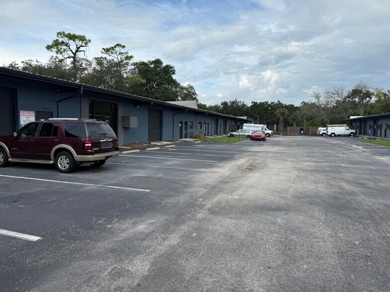 More Photos Of 1495 Seminola Blvd, Casselberry Warehouse For Lease