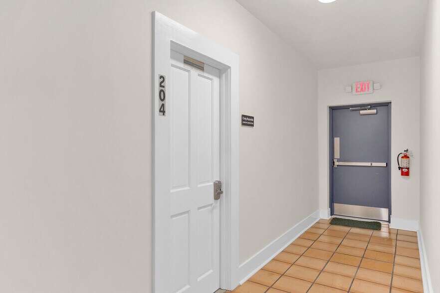 More Photos Of 515-517 Duval St, Key West Storefront Retail Office For Sale