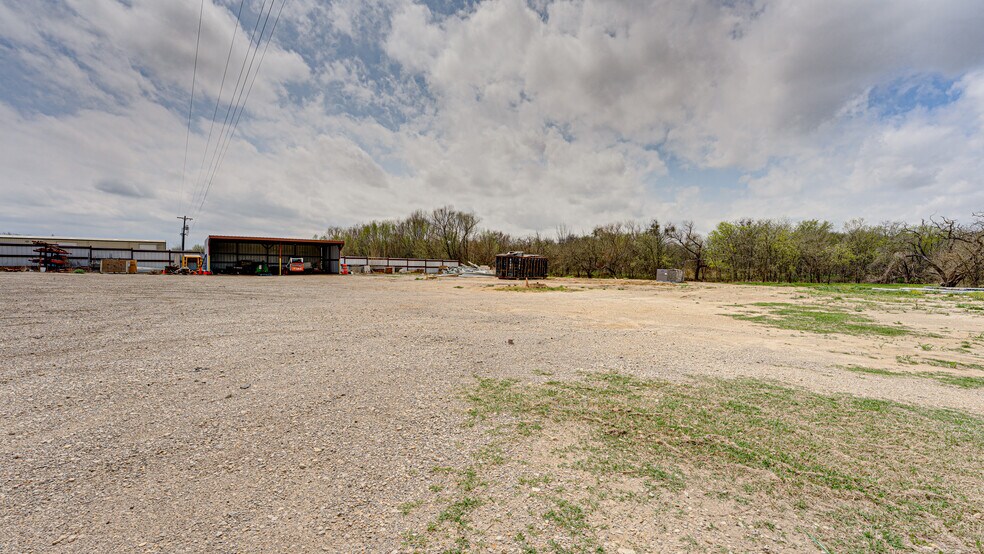 More Photos Of 350 English Trl, Venus Warehouse For Lease