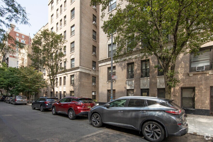 More Photos Of 145 W 71st St, New York Apartments For Lease