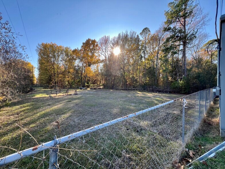 More Photos Of 402 Bermuda st, Quitman Flex For Sale