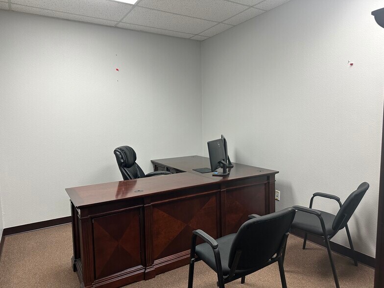 More Photos Of 10880 Alcott Dr, Houston Flex For Lease