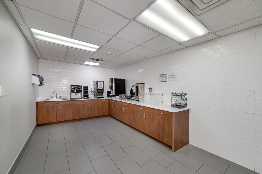 More Photos Of 195 Country Club Dr, Stockbridge Hotel For Sale