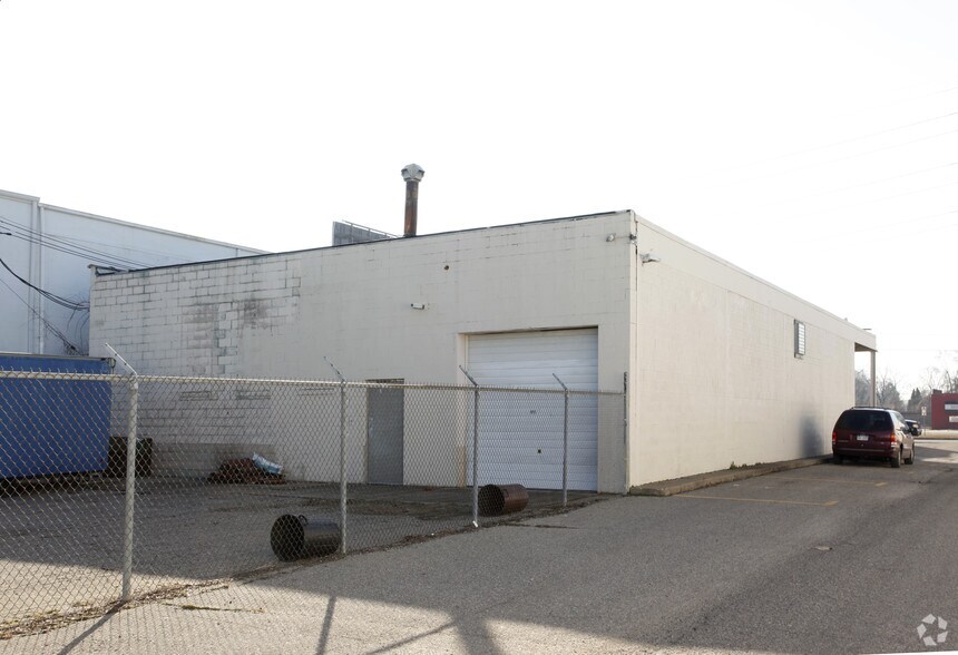 More Photos Of 21270 W Eight Mile Rd, Southfield Warehouse For Sale