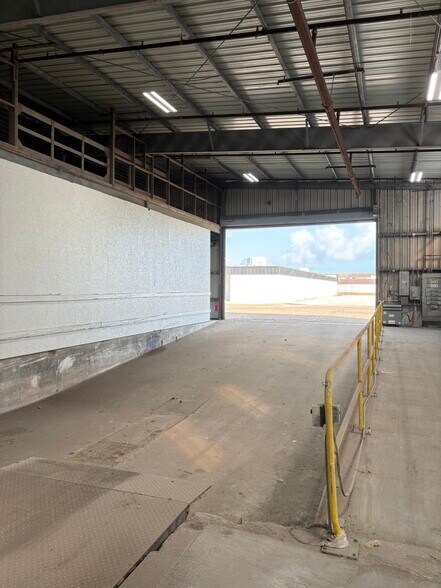 More Photos Of 101 W 4th St, Freeport Warehouse For Lease