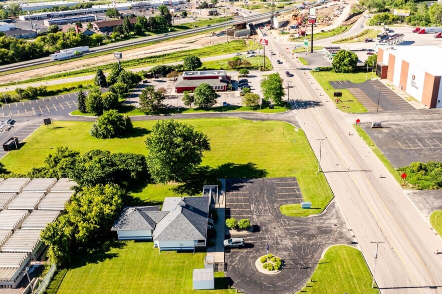 More Photos Of 2300 Pipestone Rd, Benton Harbor Office For Sale