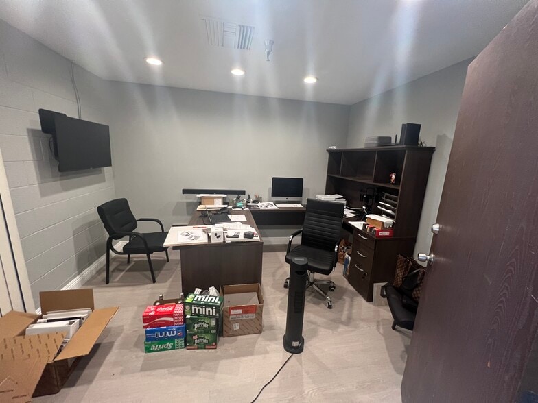 More Photos Of 373 W Palmer Ave, Glendale Warehouse For Lease