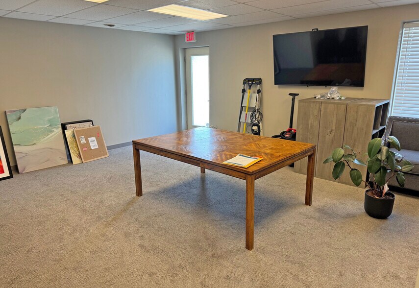 More Photos Of 20455 Mack Ave, Grosse Pointe Woods Storefront Retail Office For Lease