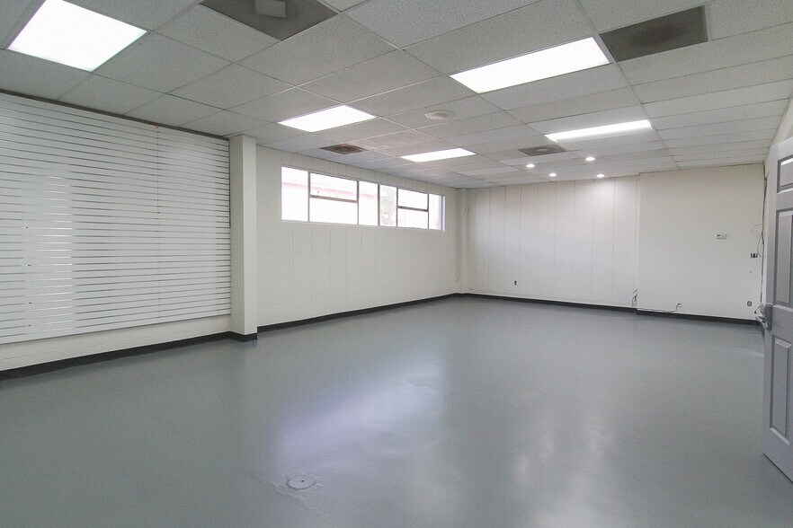 More Photos Of 26081 Bouquet Canyon Rd, Santa Clarita Freestanding For Lease