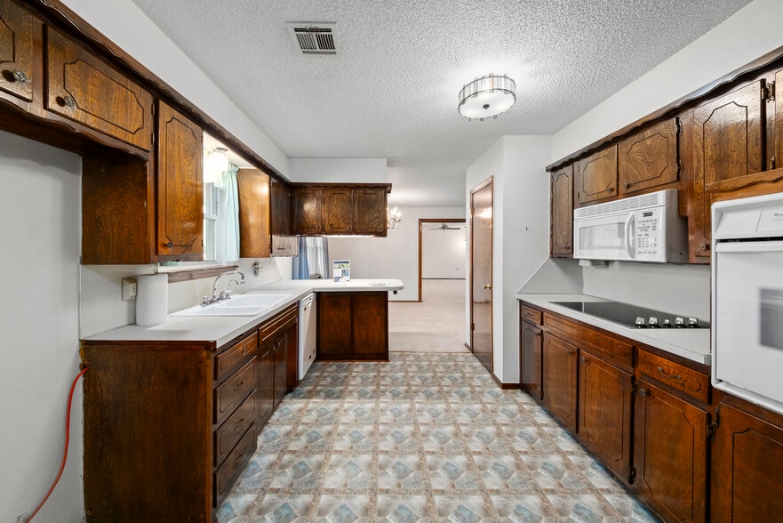 More Photos Of 523 W Country Club Rd, Chickasha Office Residential For Sale