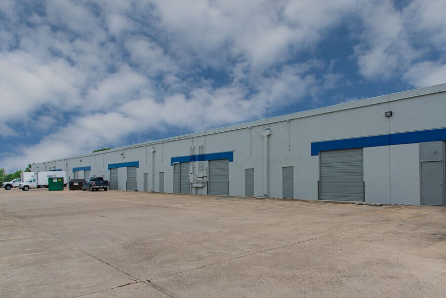 More Photos Of 7042 Alamo Downs Pky, San Antonio Research And Development For Lease