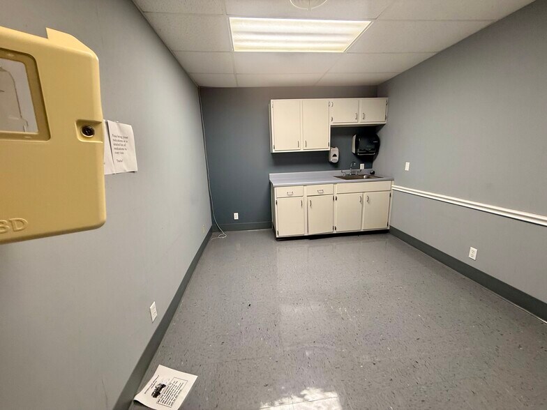 More Photos Of 170 8th St SE, Paris Office For Sale