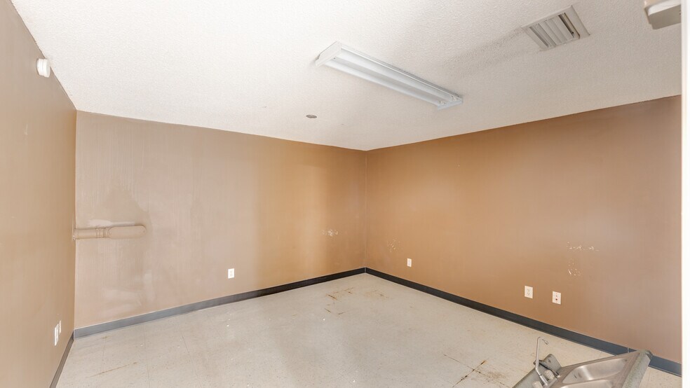 More Photos Of 510 N Walker St, Quitman Light Manufacturing For Lease