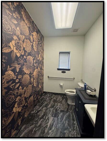 More Photos Of 215 W 6th St, Ferris Office For Sale