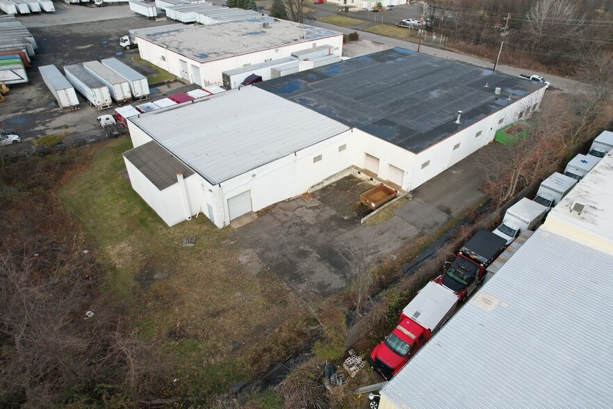 Primary Photo Of 2011 Hartel Ave, Levittown Warehouse For Lease