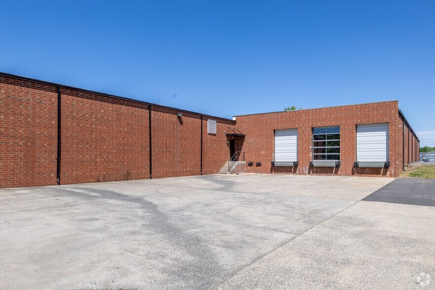 More Photos Of 900 Pressley Rd, Charlotte Warehouse For Lease
