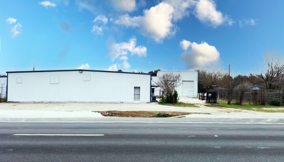 More Photos Of 4804 N Main St, Taylor Warehouse For Lease