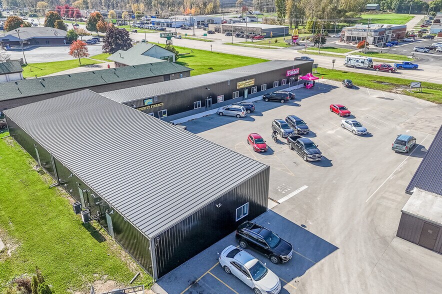 More Photos Of 1186 N Shawano St, New London General Retail For Lease