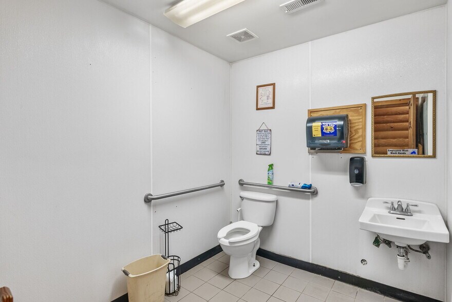 More Photos Of 1499 N Meridian Rd, Peck Restaurant For Sale