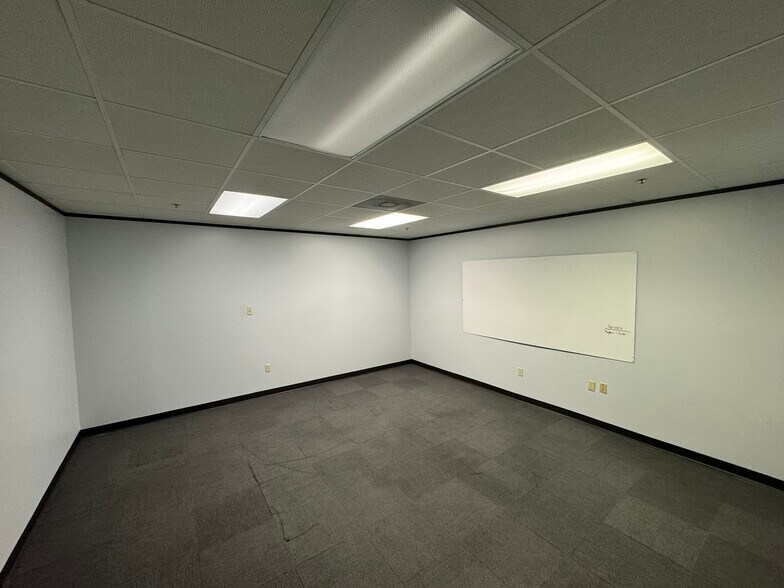 More Photos Of 11800 Industriplex Blvd, Baton Rouge Distribution For Sale