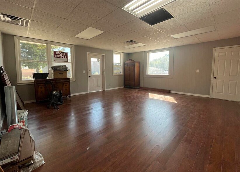 More Photos Of 421 E Moneta Ave, Peoria Heights Self Storage For Lease