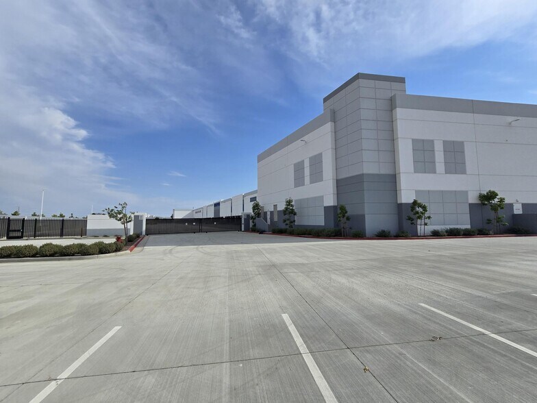 More Photos Of 23840-23842 Rider St, Perris Distribution For Lease