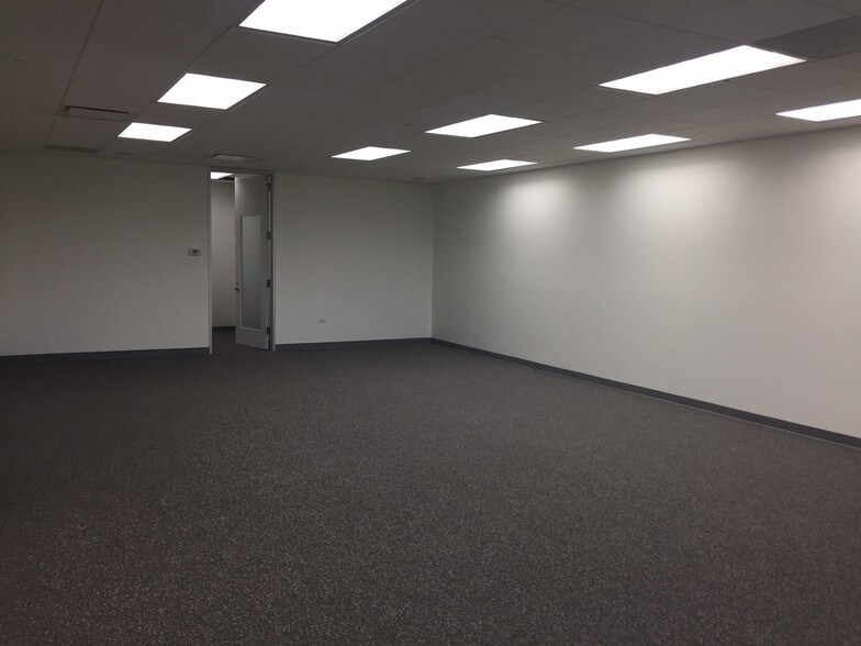 More Photos Of 3100 W Higgins Rd, Hoffman Estates Medical For Lease