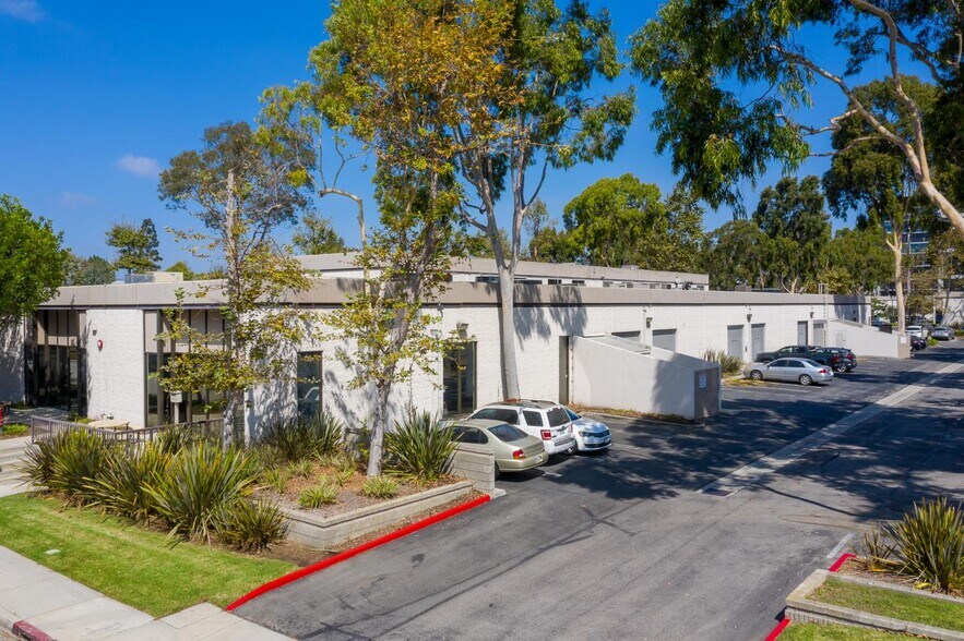 More Photos Of 5800-5860 Hannum Ave, Los Angeles Unknown For Lease