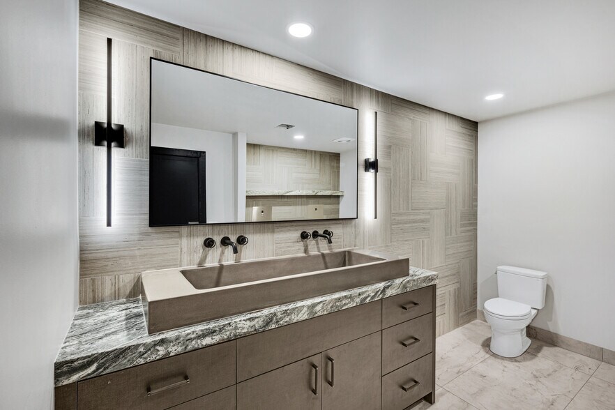 More Photos Of 7807 E Greenway Rd, Scottsdale Showroom For Sale